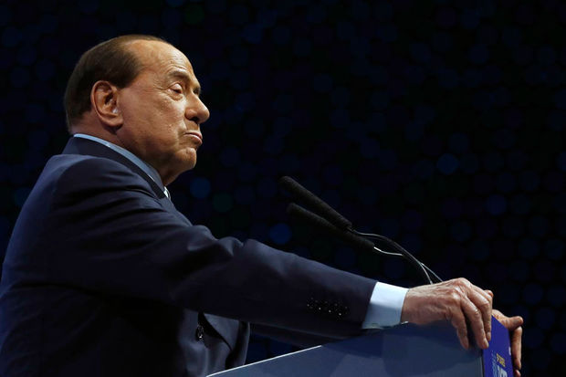 berluskoni-italiya-senatina-secildi
